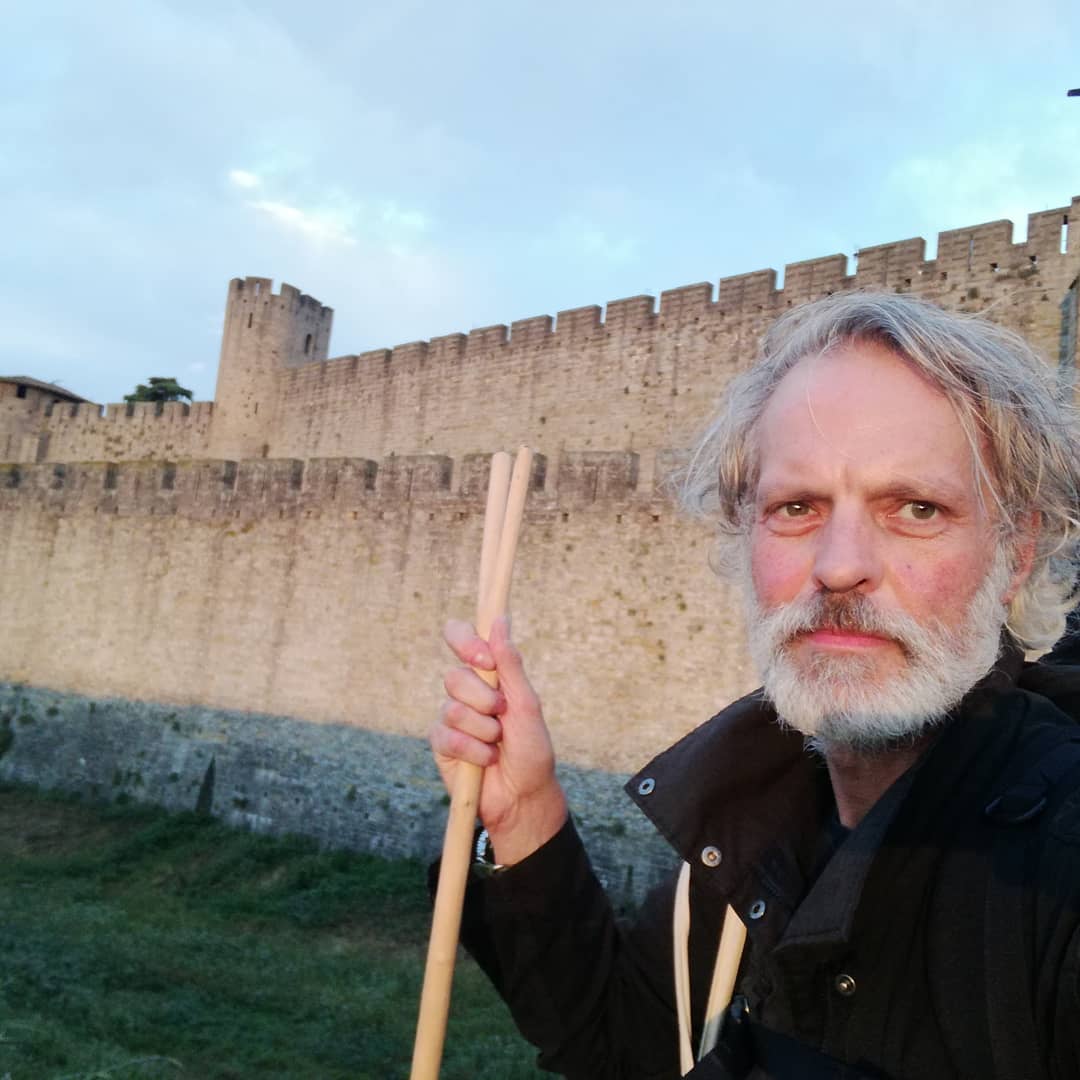 bjoerneriksass's tweet photo. Haare zu lang auch in Carcassonne. Nerven aber nur noch 200 Kilometer: Gehe zu Fuß zum letzten französischen Hersteller für Baskenmützen, das Elend zu bedecken. #viatolosana #okzitanien #baskenmuetze_erpilgern #reisegeschichte https://t.co/iIvtdWQ8mE