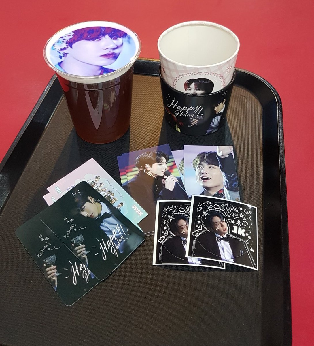 cafacehongdae's tweet photo. 정국이의 생일을 맞아 컵홀더 이벤트를 
준비 했습니다 함께 축하해 주세요🌈

장소 : 홍대입구역 카페이스
날짜 : 2020.8.29(토) - 9.1
시간 : 오전 10시 - 오후 6시
#24번째_정국이의_화양연화
기본특전 : 포토카드/도무송
선착특전 : 매일 20분에게 보틀 선물 
#HappyJungkookDay 
#jkbirthday https://t.co/KT9xYtlwH9