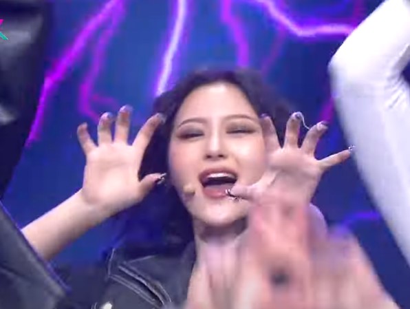 don't mind me just continuing this thread of siyeon doing THAT in BOCA 