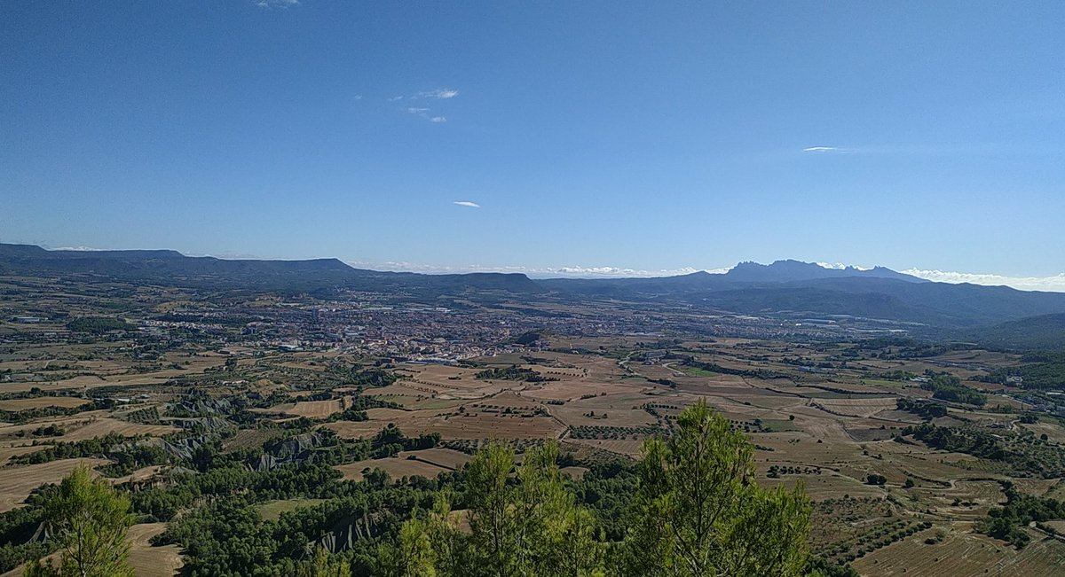 Quines vistes que ens regala la Tossa...i  quina llàstima que per alguns polítics, en veure aquests camps de cereal només hi vegin sòl barat per construir-hi macropolígons! Vendrem la Conca a 4 duros oi? <a href="/SalvemCanTito/">Salvem Can Titó</a>