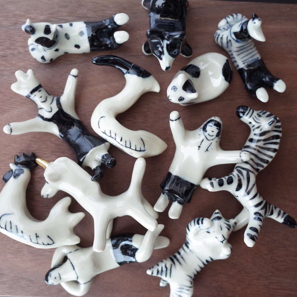 オトメの金沢 スズキサトさんのはしおき しまうま 犬 ネコ ニワトリ ペンギン ユニコーン パン屋さん パーカーの人 袖なしの人 頭上に生き物や食べ物乗せて寝そべる人などなど サトさんのイラスト日記も最高 ぜひ見てください インスタ