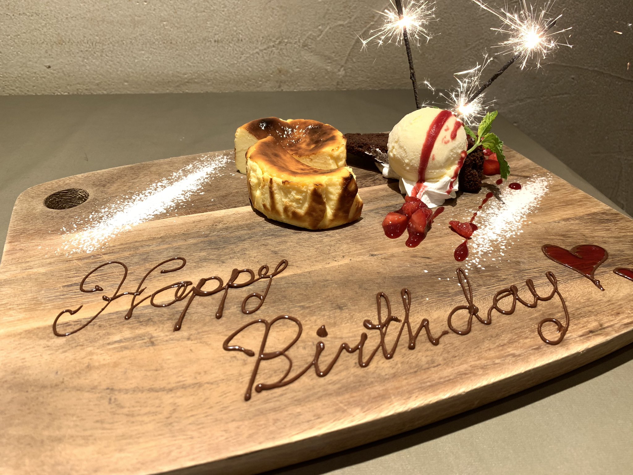 タパス タパス 公式 お誕生日おめでとうございます もうすぐ9月 9月はお誕生日がいちばん多い月だとか タパスタパスのバスク風チーズケーキでお友達のお誕生日をお祝いしませんか ご予算にあわせてドルチェプレートのご用意が可能です お気軽