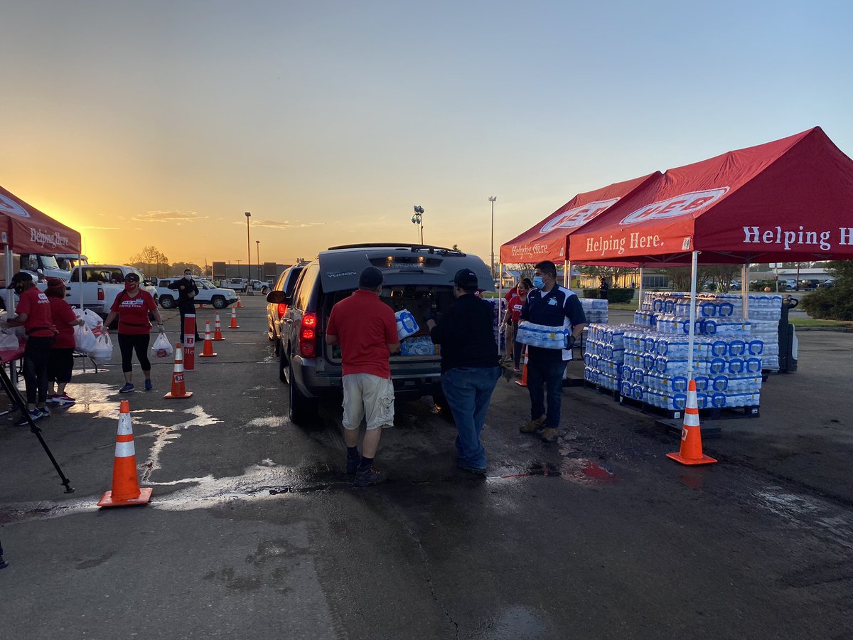 HEB's tweet image. Tomorrow, our Mobile Kitchen will serve two meals in Orange, TX. Join us for breakfast from 8-10a and dinner from 4-6p. Find our Mobile Kitchen at the corner of MacArthur Dr. and 28th Street in Orange. newsroom.heb.com/h-e-b-deploys-…
