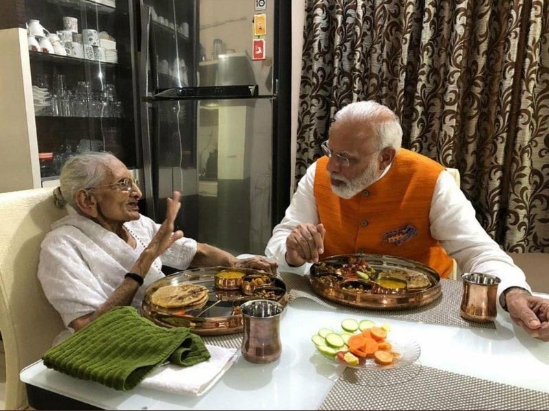 HindiMe3's tweet photo. हर किसी के घर मे एक बूढ़ी मां या दादी है And their life is priceless so how we danger their life
@PMOIndia sir think everyone's mother life as yours

#Mann_Ki_Nahi_Students_Ki_Baat
#postponeNEETandJEE 
#MannKiBaat https://t.co/J8LEVv5kvN