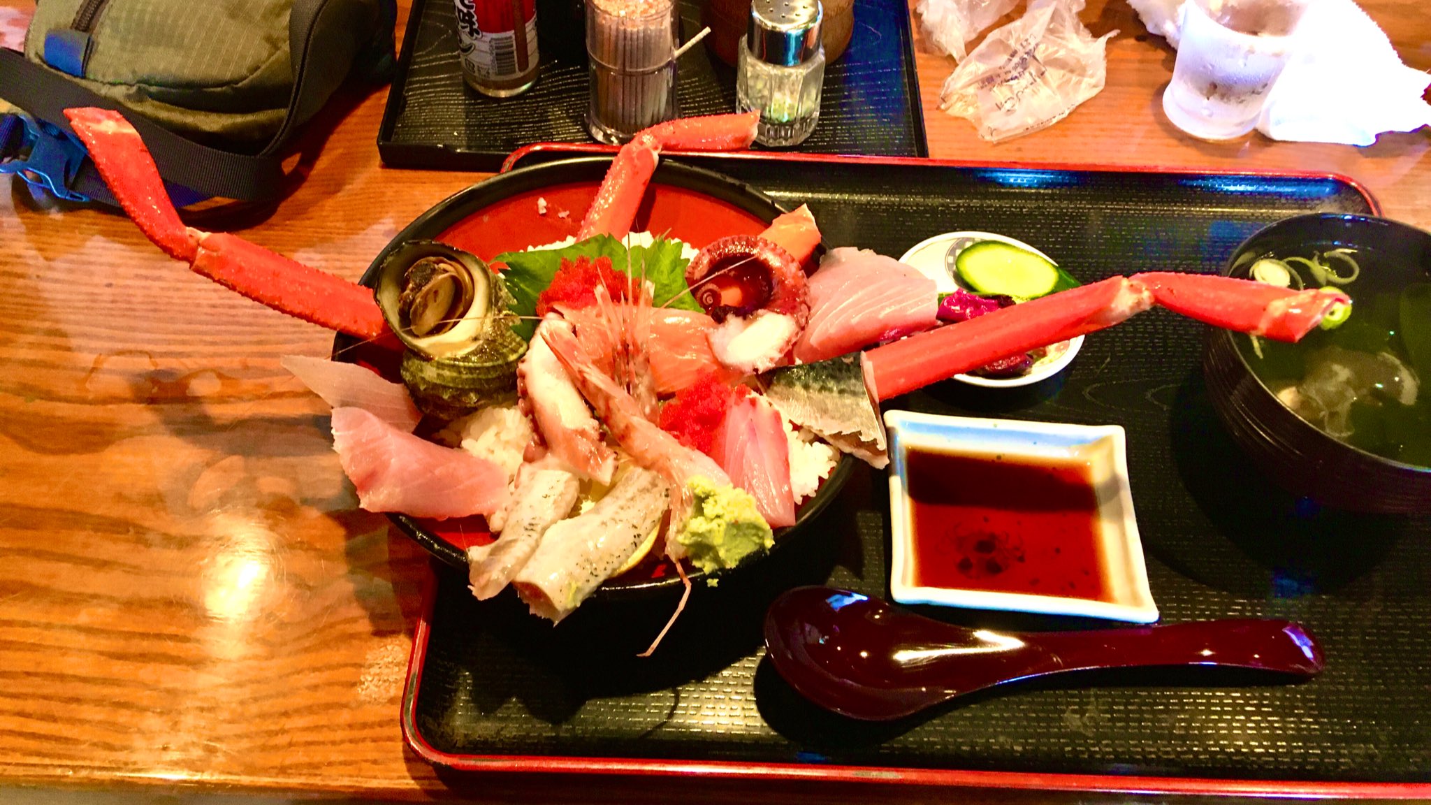 Tomsun11 キャンプ 今日のお昼は キャンプ帰りに海鮮丼 いっぱい乗ってるやつ 蟹もサザエも入ってる これは食べる前から既に美味しいやつ 具の種類も鮮度も抜群 もちろん大変美味しゅういただきました キャンプ ランチ お昼ご飯 海鮮丼 寺泊