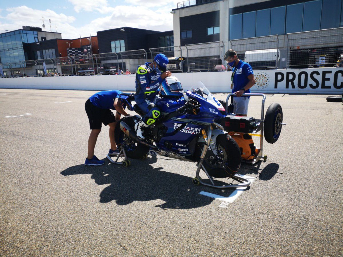 Galang Hendra Pratama berada di starting grid saat Race 1 #AragonWorldSBK (29 Agustus 2020) 🏁
.
#Eneos
.
.
#UntukMerahPutihSemakinDiDepan #YamahaRacingIndonesia #YamahaFamily #YamahaGasspoll #RevsYourHeart #SemakinDiDepan #YZFR6 #WorldSSP #WorldSBK #bLUcRU #bLUcRUWorldSSP