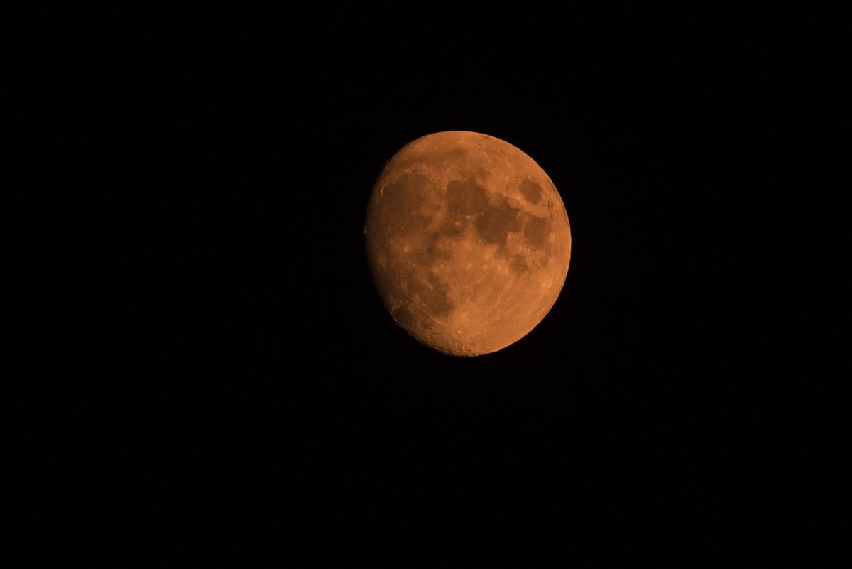 kahickey's tweet photo. And tonight we have the Fire Moon. #firemoon #thankyoufirefighters #CZULightningComplexFire #SCULightningComplex #moon #hellabay #bayareafires https://t.co/V1Hd9EmDMz