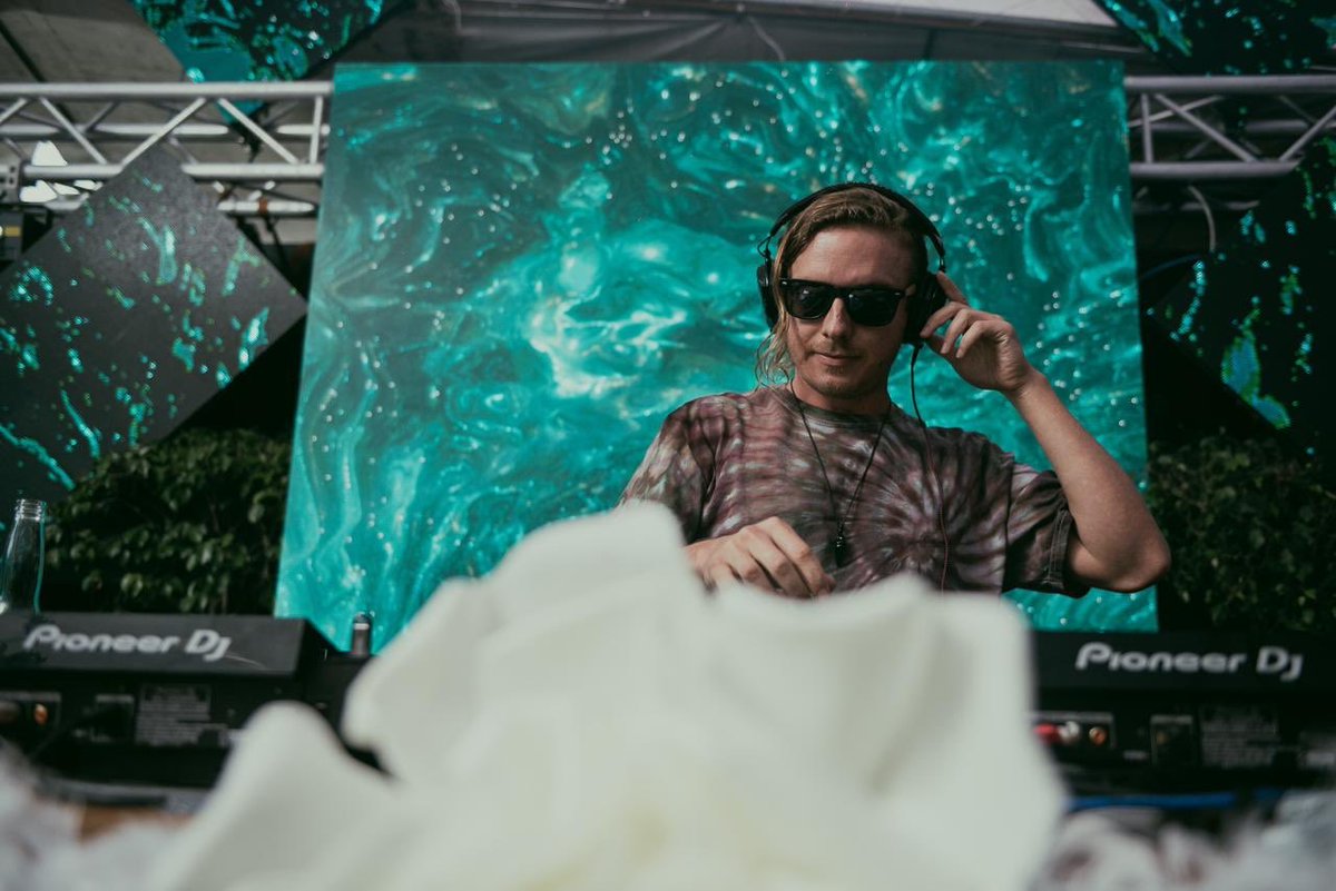 Para cerrar con broche de oro, JAVEE con el último set de la noche 🥵 twitch.tv/electricanimal… 👈🏼🌝