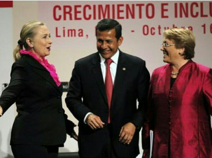 UnidQsPorChile's tweet photo. En la ruta de Hillary Clinton encontramos a #Bachelet y sus lazos tan estrechos
#Senamegate
#Pedofilia
#conlosniñosno
#conmishijosnotemetas https://t.co/FjxrbiZhvb