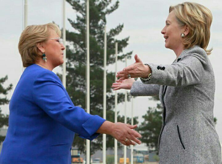 UnidQsPorChile's tweet photo. En la ruta de Hillary Clinton encontramos a #Bachelet y sus lazos tan estrechos
#Senamegate
#Pedofilia
#conlosniñosno
#conmishijosnotemetas https://t.co/FjxrbiZhvb