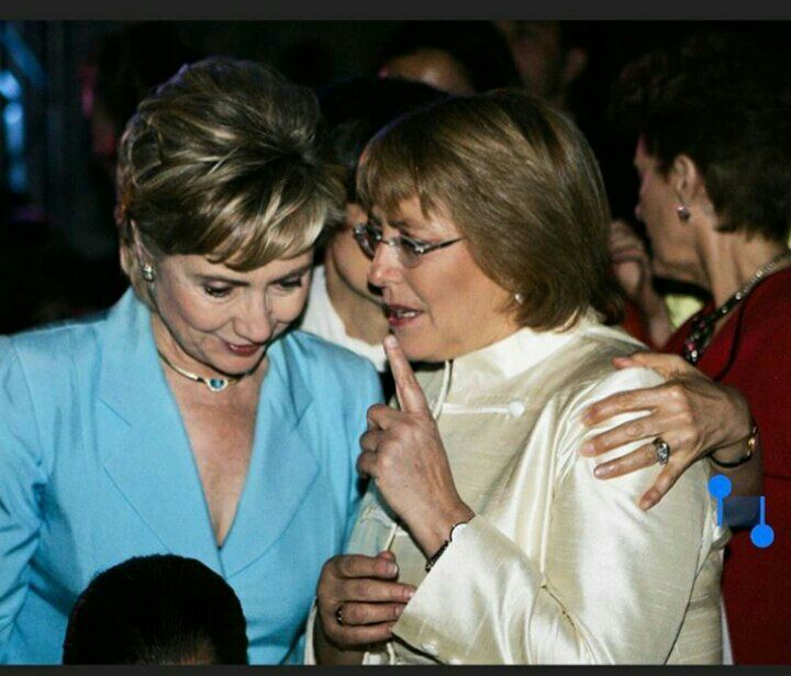 UnidQsPorChile's tweet photo. En la ruta de Hillary Clinton encontramos a #Bachelet y sus lazos tan estrechos
#Senamegate
#Pedofilia
#conlosniñosno
#conmishijosnotemetas https://t.co/FjxrbiZhvb