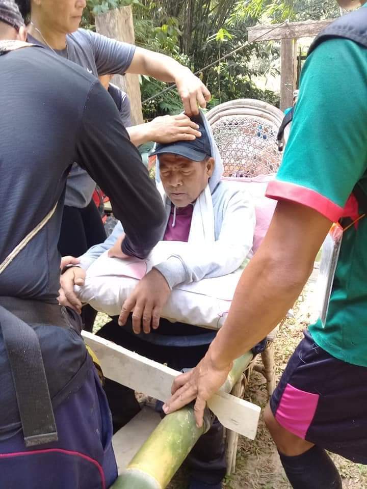 Yth Pak <a href="/jokowi/">Joko Widodo</a>, inilah bentuk asli dari Perbatasan RI - Malaysia bernama Krayan. Karena tak adanya akses jalan darat, warga terpaksa mengusung org sakit dgn tandu lebih dari 30 Km (10 jam perjalanan). Dan kejadian seperti ini sudah warga Krayan alami sejak Indonesia merdeka