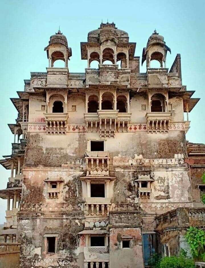 rajput7690's tweet photo. मेवाड़ के शासक सामंतसिंह जी (1172 ई.) के वंशज डूंगरपुर महारावल उदयसिंह जी के पुत्र जगमाल जी द्वारा स्थापित रियासत बांसवाड़ा के महल
#banswara #ahada https://t.co/1ad2uPd71N