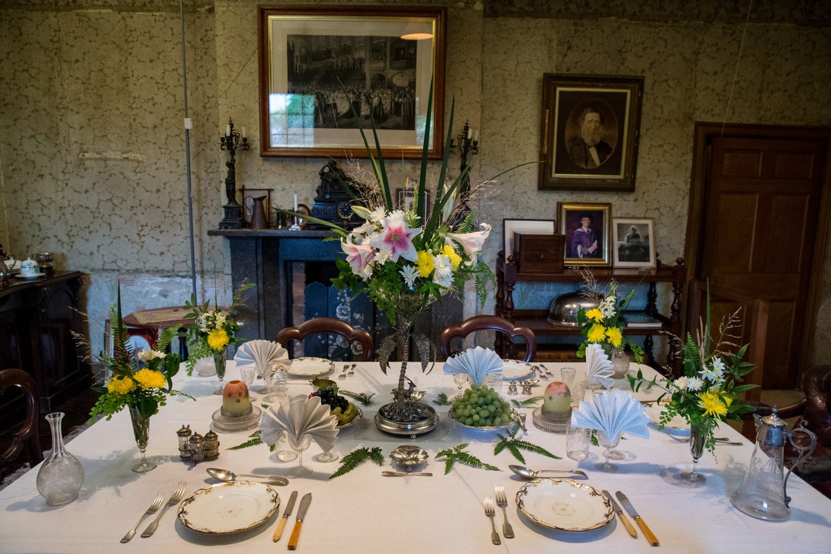 MusHistoryNSW's tweet image. By the start of the 20th century a new form of serving and eating had taken over the dinner table. Throughout the 19th century dining styles and tastes changed,  impacting the appearance of the dining table. Learn more slm.is/dining-a-la-ro… #virtualdinnerparty #discoverSLM