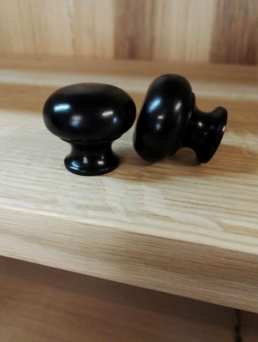 MakersBespoke's tweet image. Deadlines are approaching and these very pleasing ebony cupboard knobs from the @doorknockerco won't fit themselves....#ebony #cupboardknobs #kitchenisland #furnituremaker #France  makersbespokefurniture.com/bespoke-furnit…