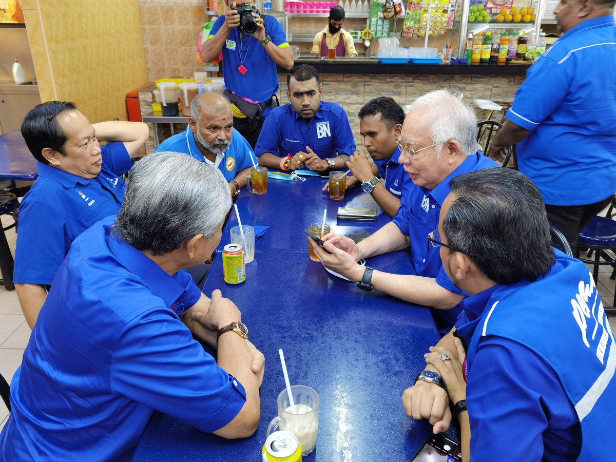 devyaanthiran's tweet image. Makan malam bersama Pengerusi Barisan Nasional DS @DrZahidHamidi, #BOSSKU @NajibRazak &amp;amp; BOSS AKU Datuk Seri R.S. @thanenthiran3 di Kedai Makan, Tanjung Malim, Perak. 

Terima kasih #BOSSKU diatas perkongsian &amp;amp; kata-kata semangat utk kami terus maju kehadapan dan lebih #progresif.