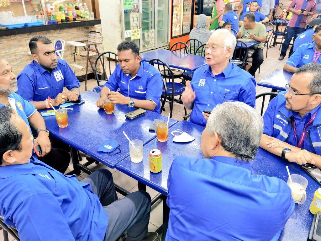 devyaanthiran's tweet image. Makan malam bersama Pengerusi Barisan Nasional DS @DrZahidHamidi, #BOSSKU @NajibRazak &amp;amp; BOSS AKU Datuk Seri R.S. @thanenthiran3 di Kedai Makan, Tanjung Malim, Perak. 

Terima kasih #BOSSKU diatas perkongsian &amp;amp; kata-kata semangat utk kami terus maju kehadapan dan lebih #progresif.