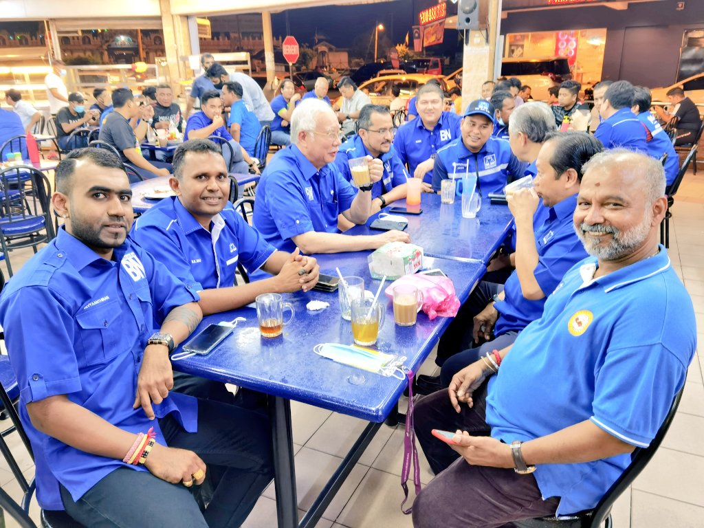devyaanthiran's tweet image. Makan malam bersama Pengerusi Barisan Nasional DS @DrZahidHamidi, #BOSSKU @NajibRazak &amp;amp; BOSS AKU Datuk Seri R.S. @thanenthiran3 di Kedai Makan, Tanjung Malim, Perak. 

Terima kasih #BOSSKU diatas perkongsian &amp;amp; kata-kata semangat utk kami terus maju kehadapan dan lebih #progresif.