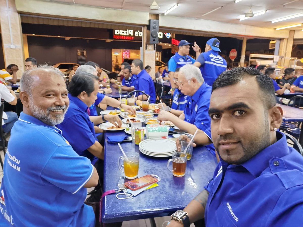 devyaanthiran's tweet image. Makan malam bersama Pengerusi Barisan Nasional DS @DrZahidHamidi, #BOSSKU @NajibRazak &amp;amp; BOSS AKU Datuk Seri R.S. @thanenthiran3 di Kedai Makan, Tanjung Malim, Perak. 

Terima kasih #BOSSKU diatas perkongsian &amp;amp; kata-kata semangat utk kami terus maju kehadapan dan lebih #progresif.