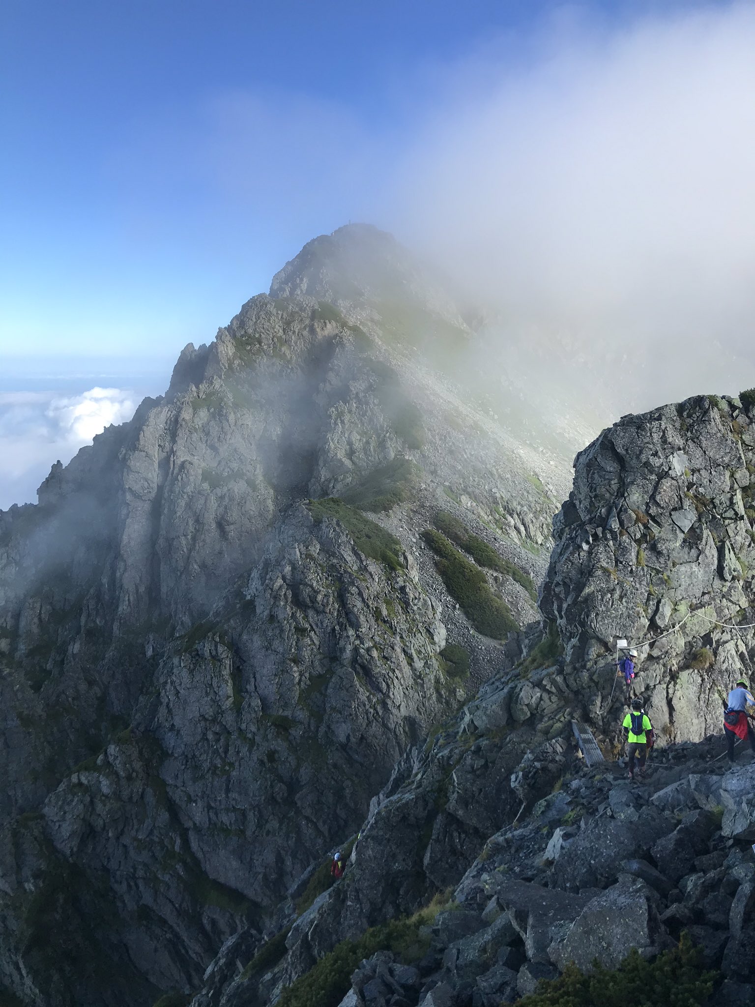 ゼロネオ 二日目は別山尾根で剱岳山頂を目指しました 思いの外 アップダウンが多いので疲れます 前剱まで登りは結構凶悪でした 天気は剱岳がガスったり 取れたりと 前剱の門というrpg的な名前をした一本橋があります 特に怖くないです