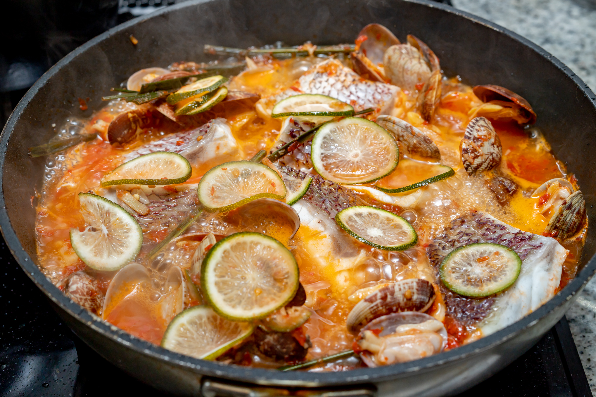 ぶち猫 酸湯魚は にんにく 生姜 レモングラス へべす 紹興酒で風味を付けて あさりと鯛 パクチー添え 大好評でうれしかった スペアリブの酢煮は土井善晴先生のレシピ 〆は二色のとうもろこし炊き込みご飯 豚しゃぶスープのなめこ味噌汁で