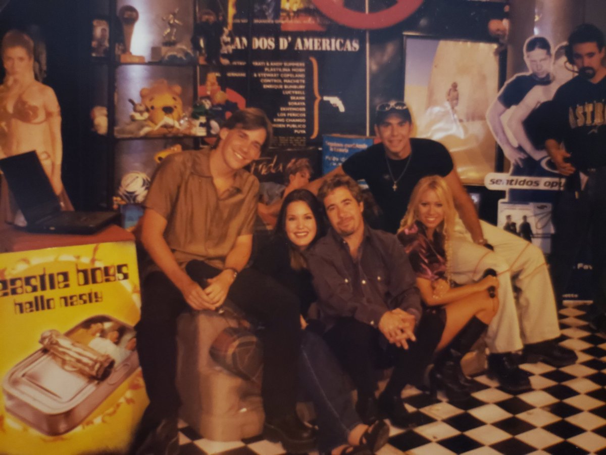 Carla y tu servidor conducimos 2 veces cuando estabas de Tour Juanra! Aqui con el simbolo Saludos y exito! #Desveladostv #Desvelados #DesveladosRegresa