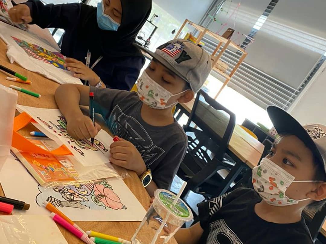 Topi Hari Kemerdekaan Mewarna