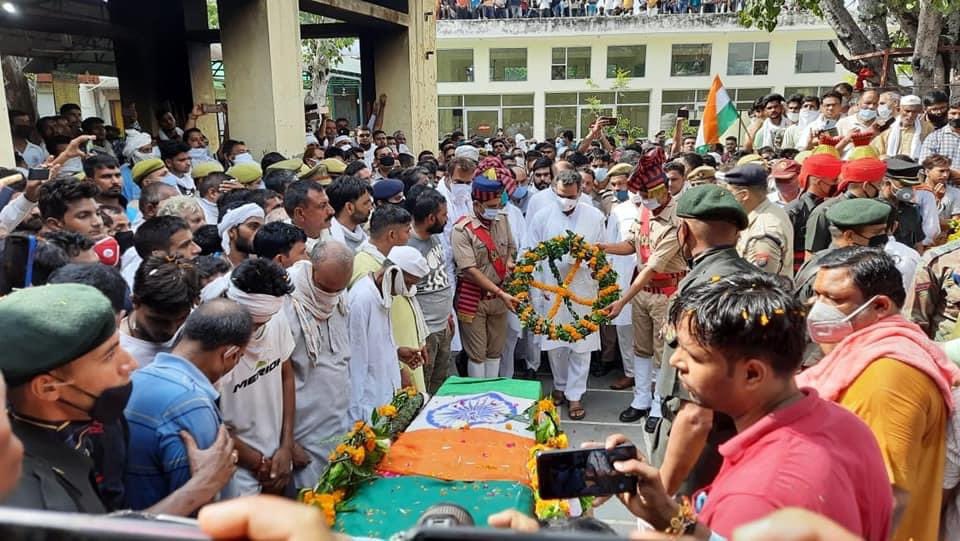 drsanjeevbalyan's tweet image. मुज़फ्फरनगर के गॉव खंजापुर निवासी शहीद प्रशांत शर्मा की जम्मू कश्मीर के पुलवामा में शहादत पर उनके अंतिम संस्कार में सम्मलित होकर श्रद्धांजलि दी।@adgpi