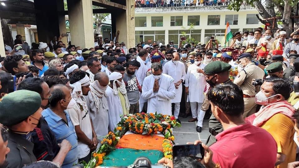 drsanjeevbalyan's tweet image. मुज़फ्फरनगर के गॉव खंजापुर निवासी शहीद प्रशांत शर्मा की जम्मू कश्मीर के पुलवामा में शहादत पर उनके अंतिम संस्कार में सम्मलित होकर श्रद्धांजलि दी।@adgpi