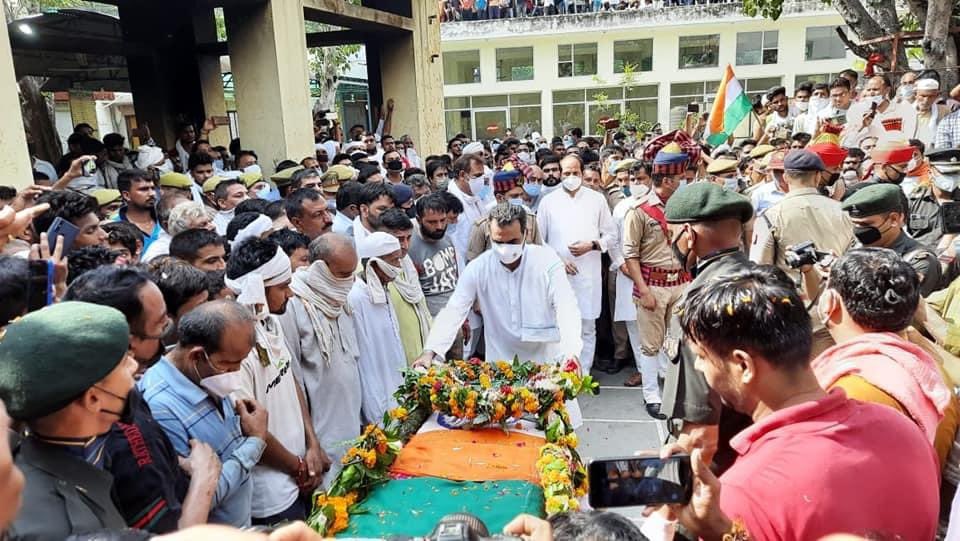 drsanjeevbalyan's tweet image. मुज़फ्फरनगर के गॉव खंजापुर निवासी शहीद प्रशांत शर्मा की जम्मू कश्मीर के पुलवामा में शहादत पर उनके अंतिम संस्कार में सम्मलित होकर श्रद्धांजलि दी।@adgpi