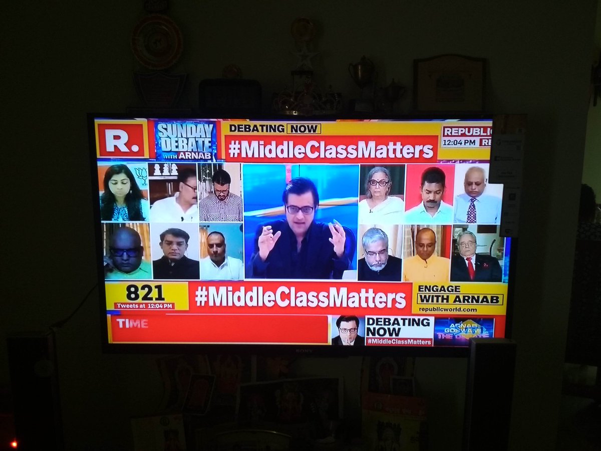 Leaking_Roof's tweet photo. #MiddleClassMatters @republic please resolve #PMCBankCrisis and give back our hard earned money. We have not deposited in ponzy scheme. Middle class people are taken for a cool ride by politicians.  Thank you @ArnabGoswamiRTV for exposing the netas and corrupt sysyem. Police beat https://t.co/WWuG2XyeWi
