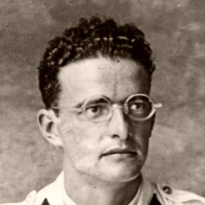 paroles_la's tweet image. 30 août 1944. C'est la fête à Paris qui ignore que la 2e DB  subit ses plus lourdes pertes à 2 pas, au Bourget. Parmi elles, Jean-Marie Corlu qui, 4 ans plus tôt, avait fêté son anniversaire en traversant le désert à dos de chameau pour rallier la France Libre. Il meurt à 32 ans.