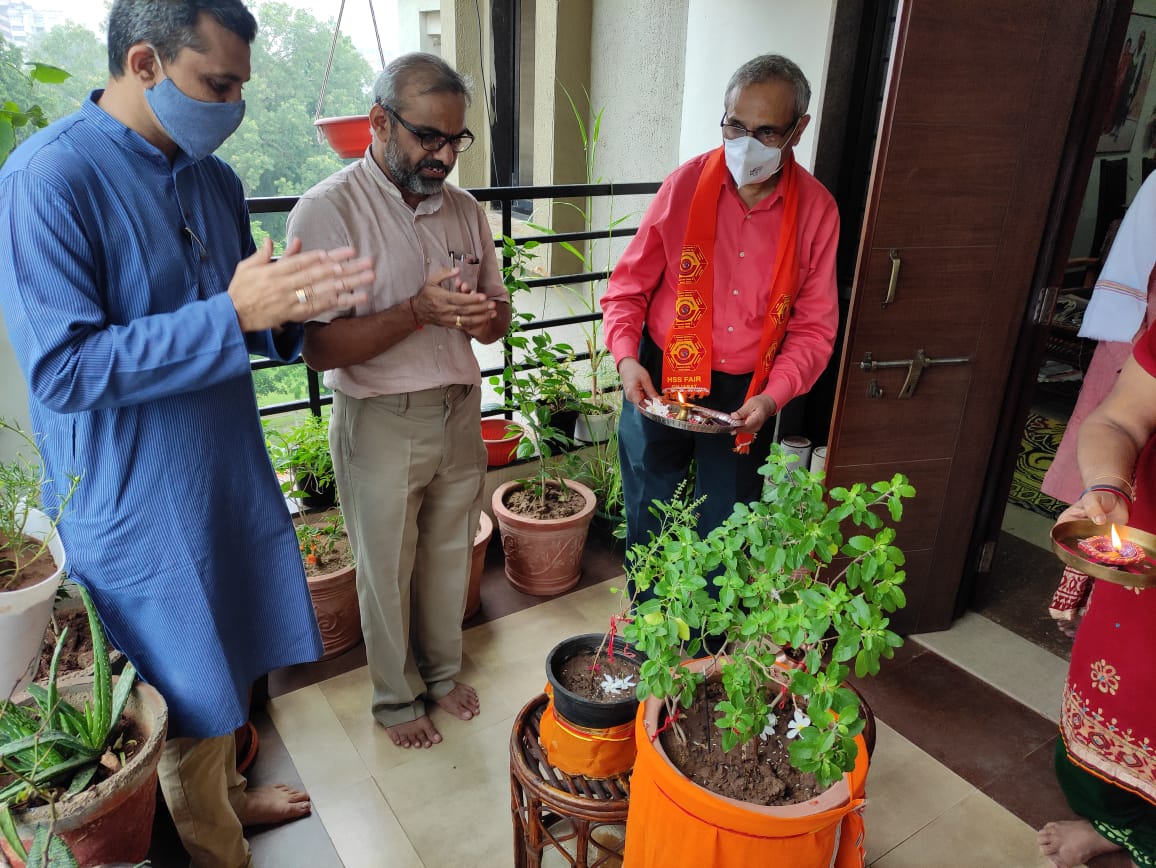 navin_sheth's tweet photo. Prakruti Vandan by Prof. Navin Sheth, VC, GTU with family,Prof. Jagdish Anerao, Prof. Shruti Kikani,Shri Krunal Joshi(ISRO) scientist, Shri Bhanubhai Chauhan(RSS ) at Samarpan flats, Ahmedabad https://t.co/vS4zW8jcVd