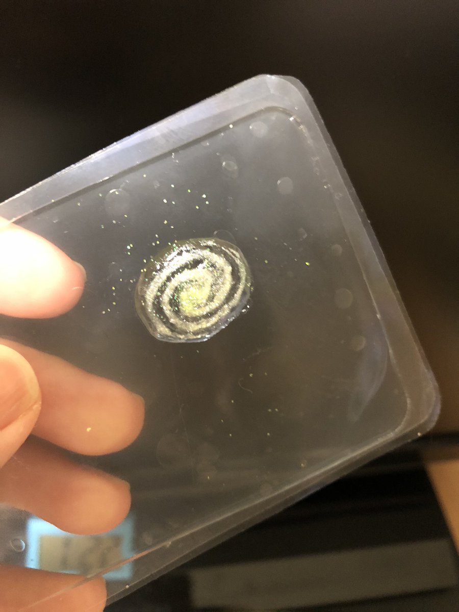 ミランダ ジーナスの交遊録 Uvレジンは 爪楊枝やエンボスヒーターで気泡除去 エポキシの場合 気泡入りにくいなんてお話も 硬化中に発生なんですね 確かにレジン液のメーカー 価格帯によっても仕上がり違うみたい ドライヤーは弱でしないと 飛ん