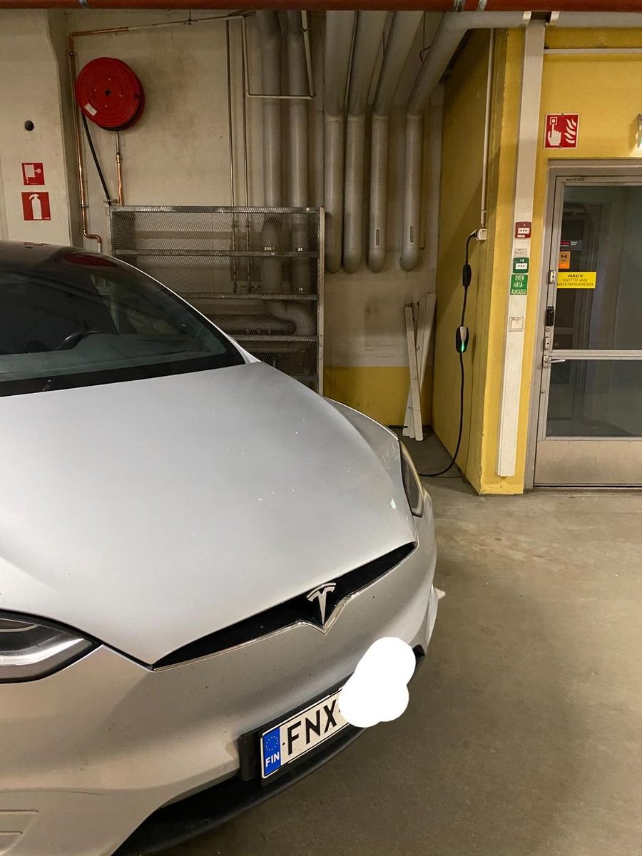 hurumdara2's tweet photo. Ostetaan 80000 euron auto ja varastetaan siihen sähköä 20 sentillä Prisman hallissa. Maksullisia latauspaikkoja suuremmalla teholla olisi ollut 30 metrin päässä.

#tesla https://t.co/wXvdyCZmyi