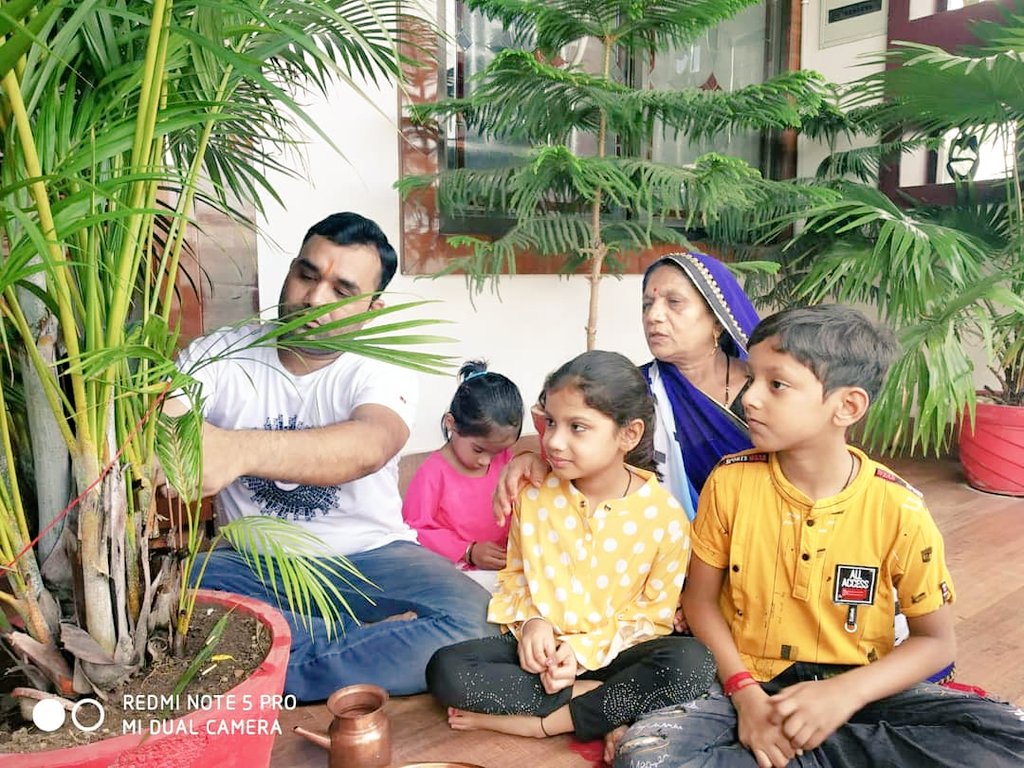 patelranjeet13's tweet photo. पर्यावरण 🌳संरक्षण हेतु निवास पर #प्रकृति_वंदन व #संकल्प
#hssmp https://t.co/jdQMs1WGwg