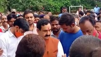 दतिया प्रवास के दौरान निजी स्कूल संचालकों के प्रतिनिधि मंडल से मुलाकात कर उनकी समस्याओं के संबंध में चर्चा की।