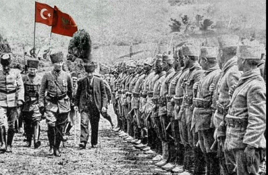 Vatan toprağı için canını ortaya koyan, şanlı şerefli büyük Başkomutan Gazi Mustafa Kemal Atatürk ve silah arkadaşlarına minnetle..
Ne mutlu Türküm diyene
#30AgustosZaferBayramimizKutluOlsun