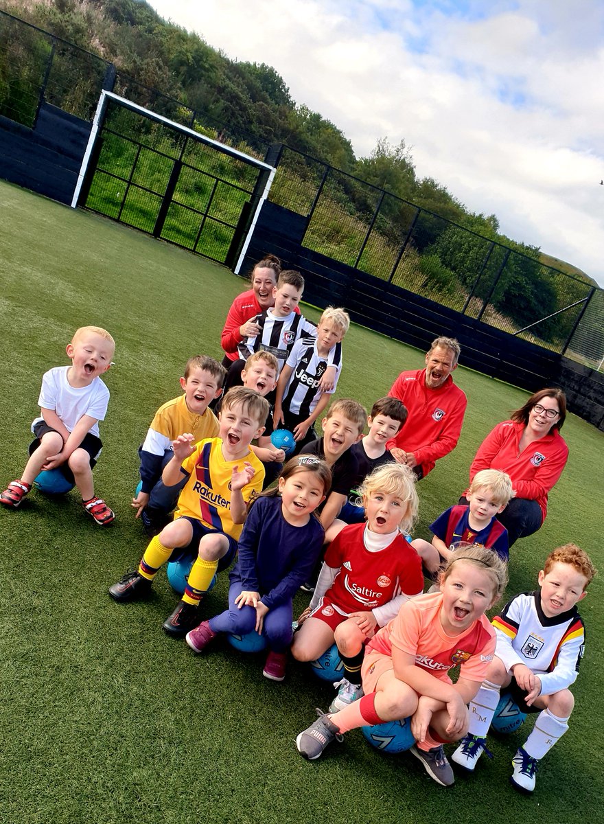Noisy dinosaurs roamed the 'burgh yesterday!! Great session with our newest intake!! ⚽️❤ #MiniKickers #Winchburgh