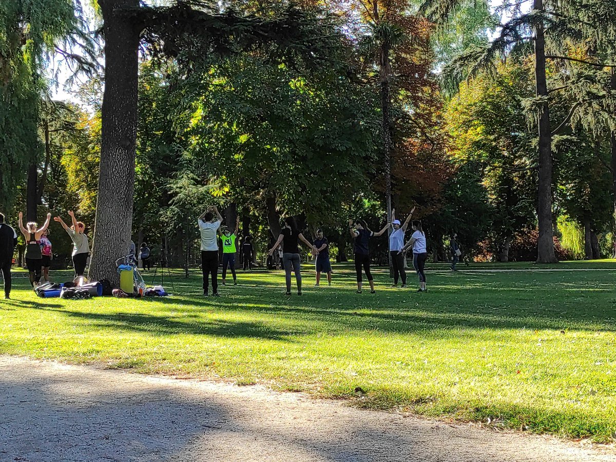 acegmo's tweet photo. Buenos días desde el retiro! @Divulga_Madrid  y #GabyPersonaltrainer ya están dándolo todo! 
#Ponteenforma #Freesport #Naturaleza #Funcional #Salud #Madrid https://t.co/jmmjModHWf
