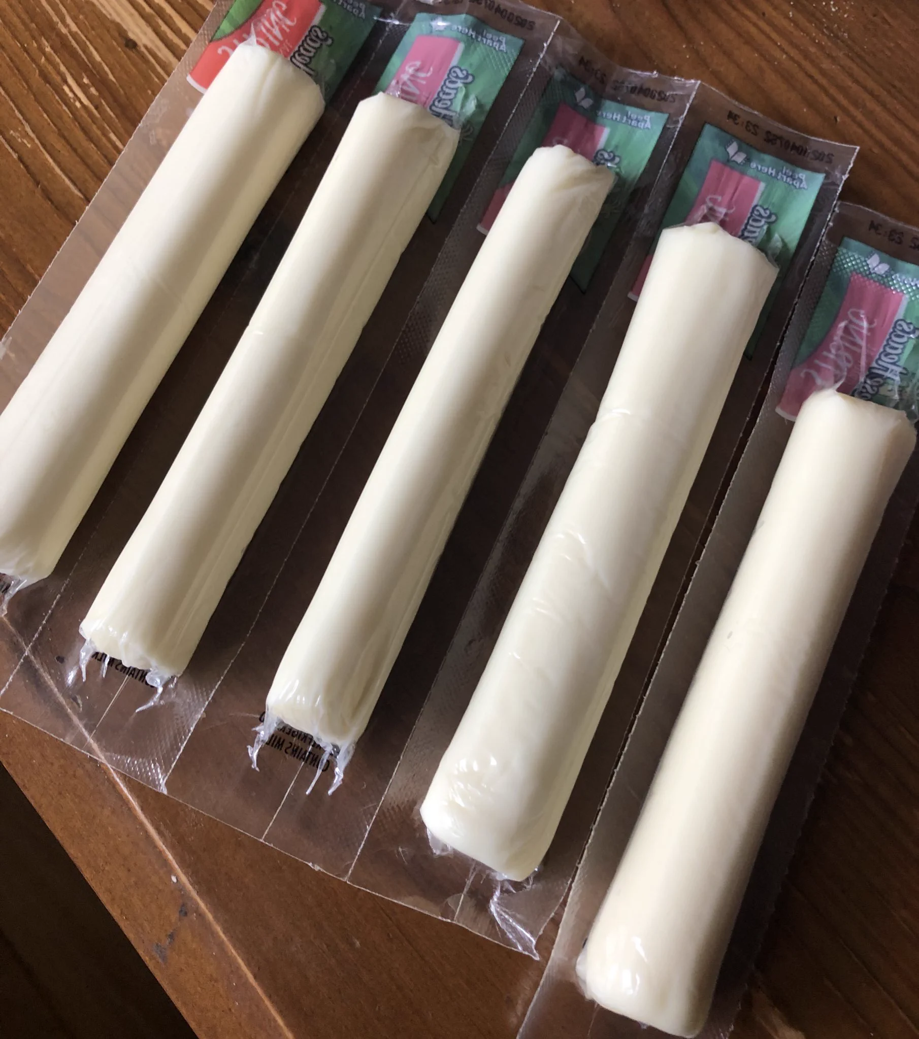 @mochimochi__i コストコでさけるチーズ48本入り1700円程で買えるので機会があればぜひ😋 