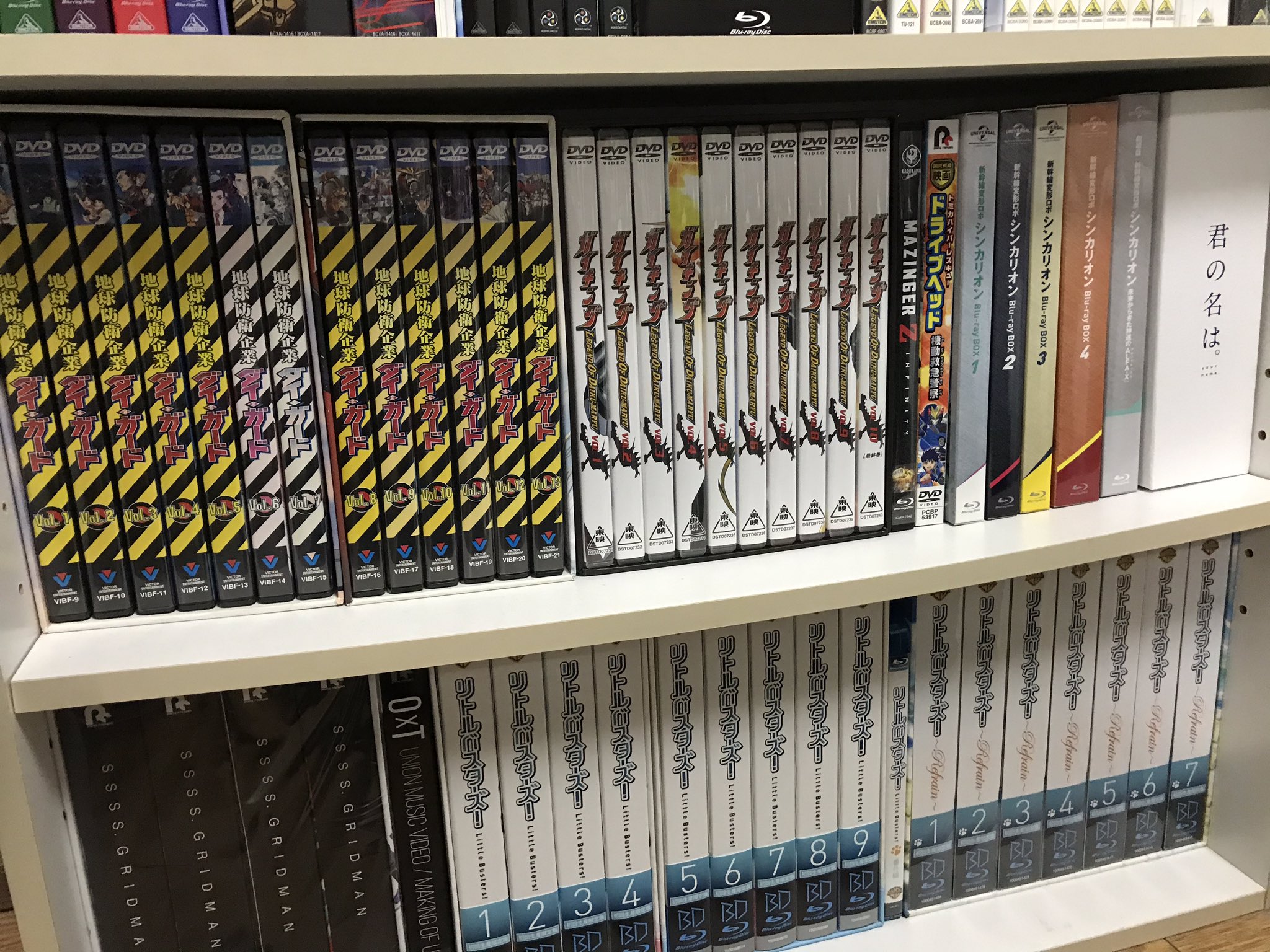 P 空いたウルトラマン用dvdラックに手持ちのアニメの約7割くらいを突っ込んだ 棚が歪んでるせいで上の段に重いの置けなくて陳列順がむちゃくちゃだ やっぱこの棚廃棄して新しい棚板歪まないやつ欲しいなぁ T Co 6vu1aqfz5a Twitter