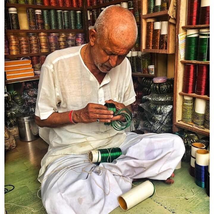 His name was Suhas Rasne. He ran a small glass bangle store in Alandi. Every time I went to Alandi for Darshan, I would buy bangles from him. He was a gentle man who called everyone ‘माऊली’ meaning mother, from my (then) 6 yr old daughter to 70 yr old mother! #COVID19 claimed him