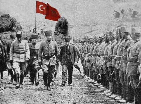 98 yıl önce yurdumuzu kuşatan devletler ve onların kuklalarının işgaline karşı direnişi ve bağımsızlığı getiren zaferi yine aynı coşkuyla kutluyor ve o zaferin mimarlarını saygıyla anıyoruz.

#30Ağustos