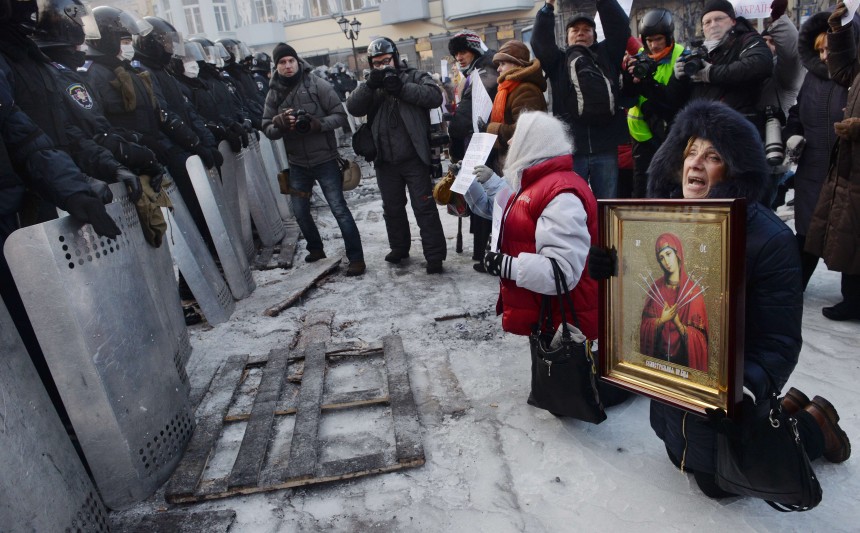 Слезы майдана. Украина 2014 Беркут на коленях. Иконы на Майдане.