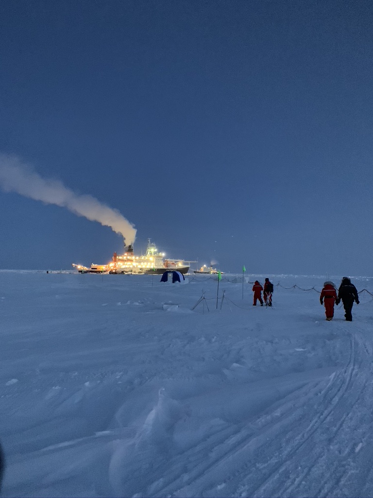 March 1, during the handover we walked around the ice floe and visited the places where repeated measurements are made. The switch from polar night to polar day takes only a few days. The colleagues from leg 2 have seen these places only in the dark.