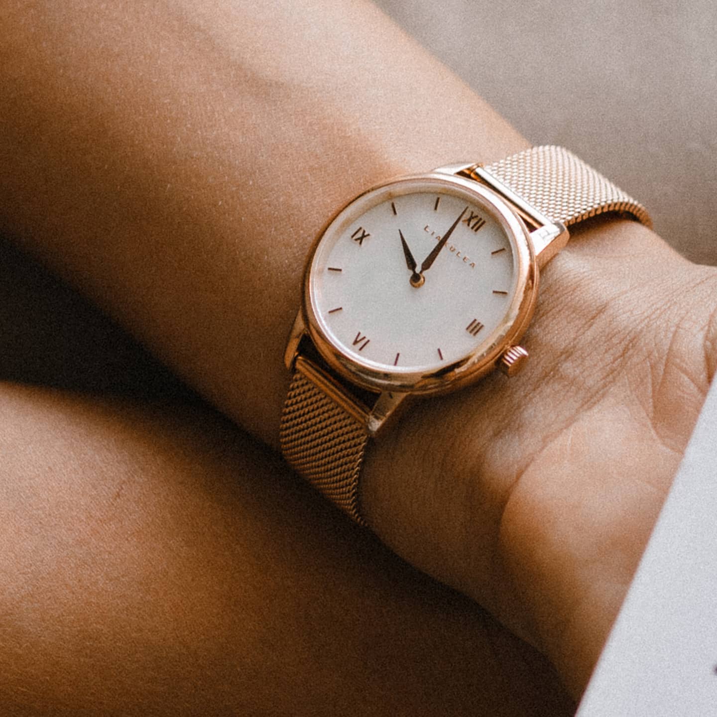 Liakulea Japan ピンクゴールドアイテムはスモーキーカラーを使ったファッションに取り入れれば一気に秋モード Luana P08l 32mm Liakulea 腕時計 ペア ペアウォッチ リアクレア シェル 手元コーデ 海 貝殻 ピンクゴールド ジュエリー オータム