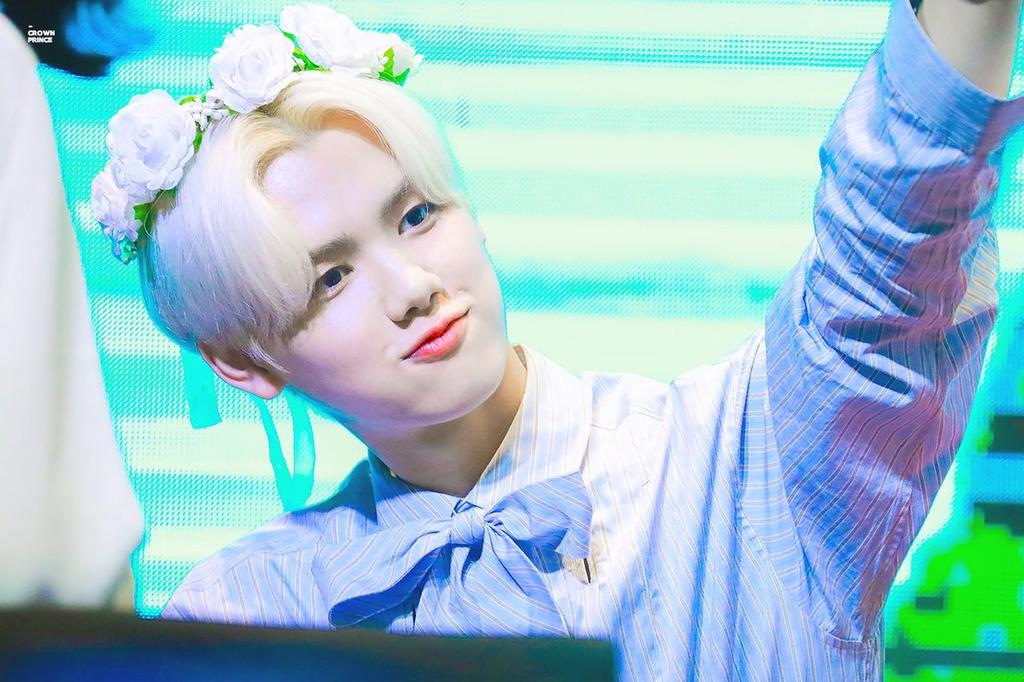 flower-like visual, kang minhee during his first fansign >_<