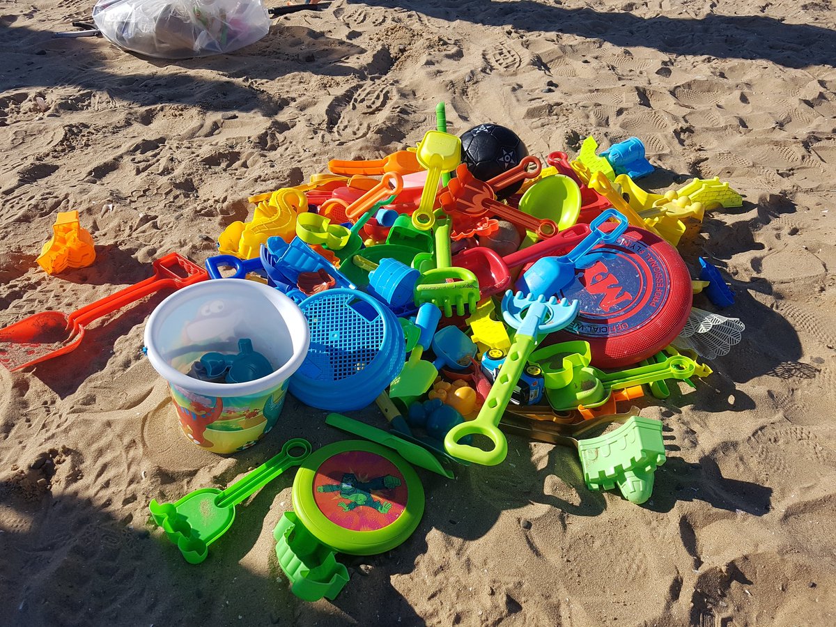 RichMcToffee's tweet image. Cheap plastic buckets and spades - clearing up a #waveofwaste on the beach at St Anne's this morning with the @BBCNews @KeepBritainTidy and brilliant @FyldeBeachCare volunteers #lovemybeach