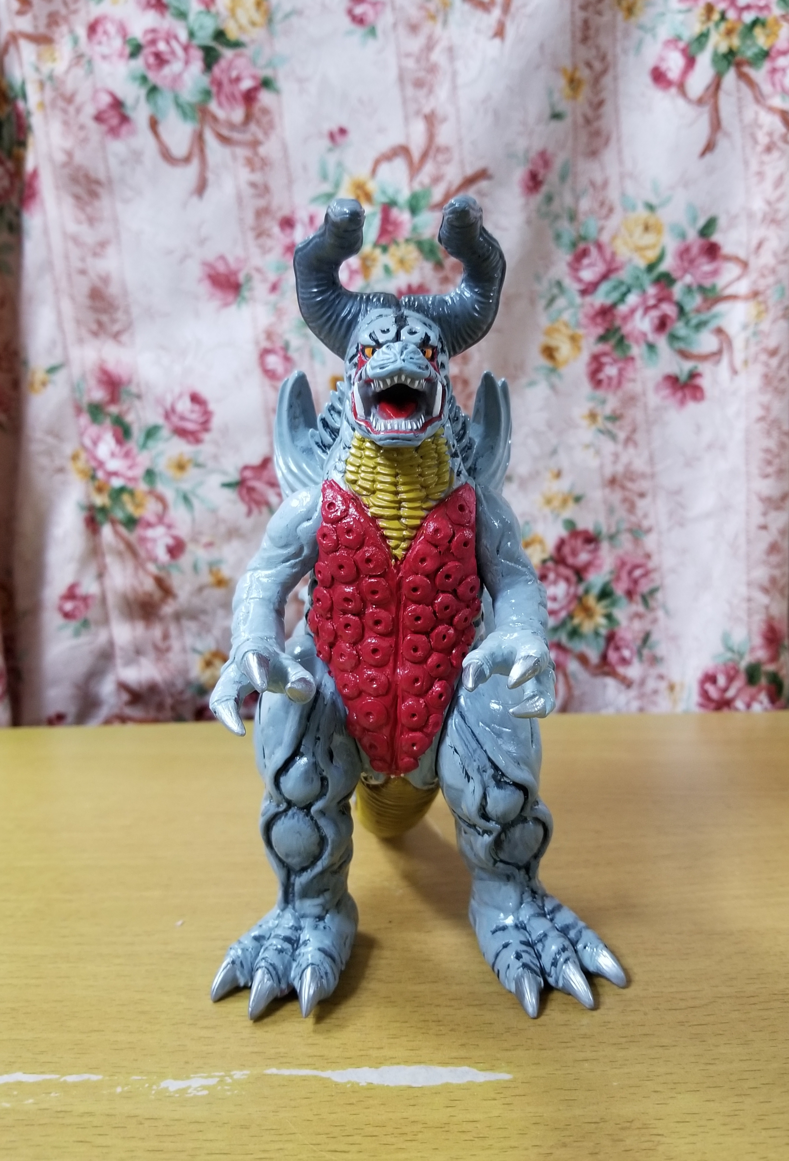 ウルトラマンガイア 超コッヴ＆超パズズ ソフビ 塗装版 ウルトラマンガイア 超コッヴ＆超パズズ ソフビ 塗装版 - メルカリ